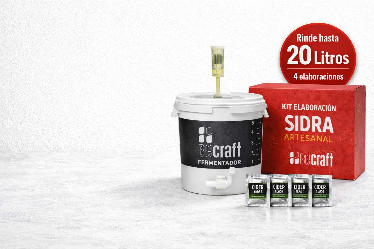 Kit de elaboración de sidra artesanal BeCraft con fermentador reutilizable, caja del producto y levaduras de sidra sobre fondo blanco